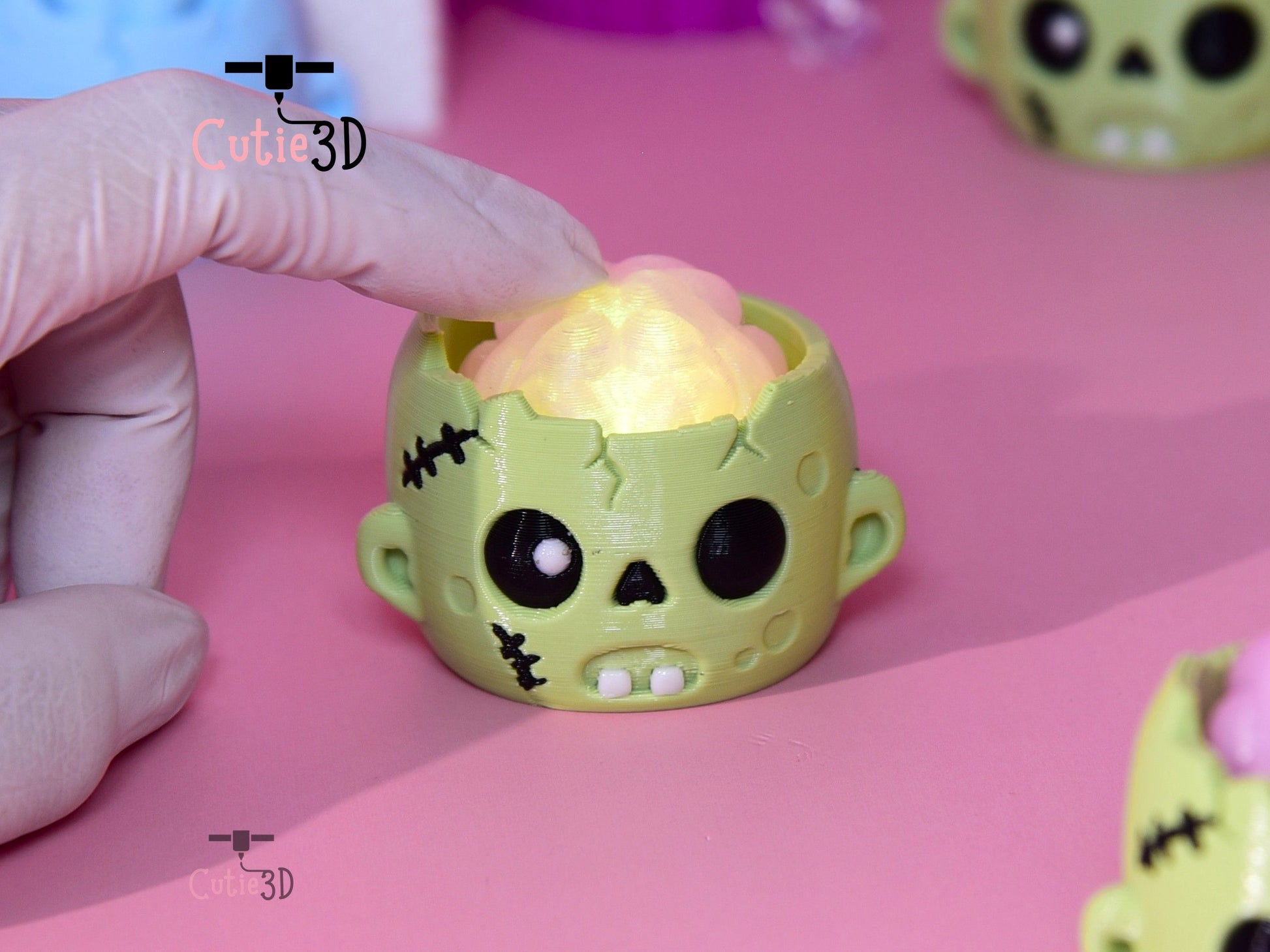 Cutie3D-Halloween Brainy Zombie Head Fidget Led Clicker Keychain_02.jpg